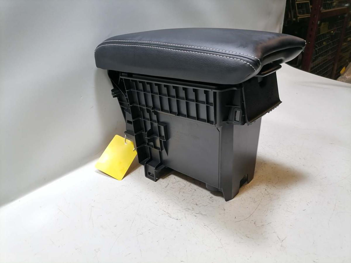 Mitsubishi Eclipse Cross original Mittelarlehen vorn Leder Schwarz Bj.2023